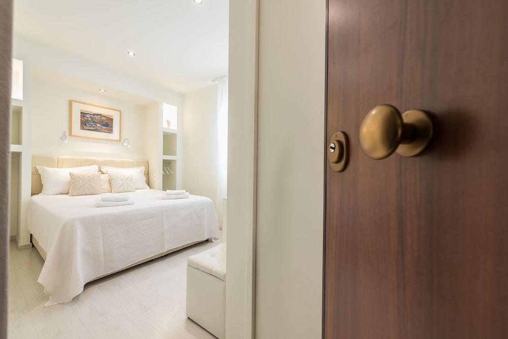 Dema Luxury Suites - Perikleous E1 เอเธนส์ ภายนอก รูปภาพ